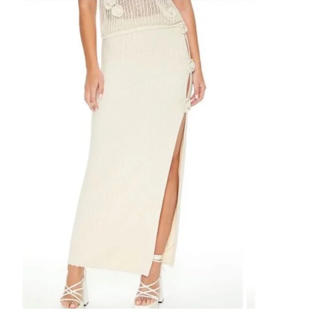 Forever 21 Cream Knit Boho  Maxi Skirt with Rosette Detail Side Slit Size Large‎